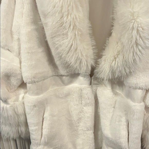 Luxurious White Faux Fur Coat - Picture 5 of 16